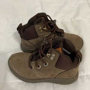 Toddler boys boots.